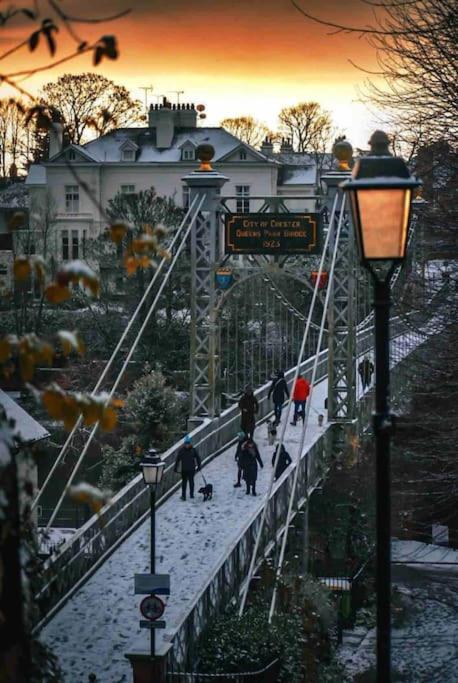 Chester/Handbridge Sleeps 9 + Netflix Hough Green Екстериор снимка