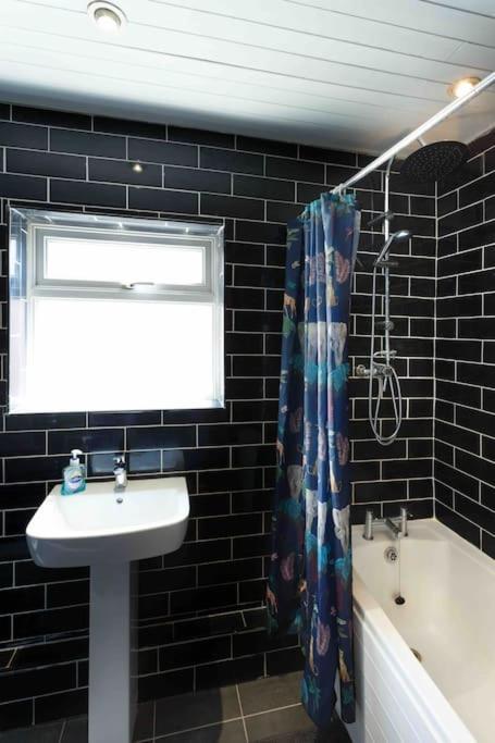 Chester/Handbridge Sleeps 9 + Netflix Hough Green Екстериор снимка
